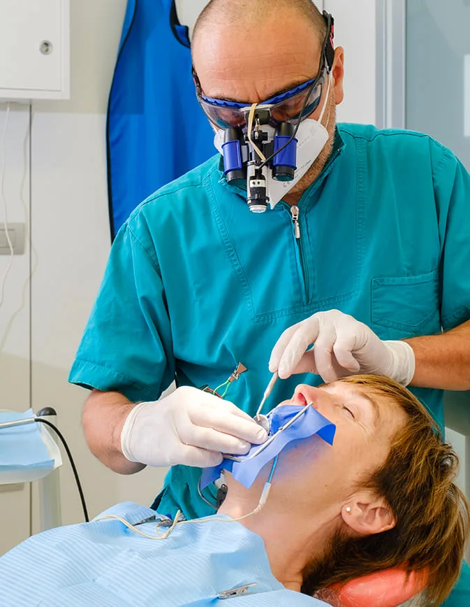 Una cura endodontica con la diga di gomma allo Studio Dentistico Vittorio Ferri