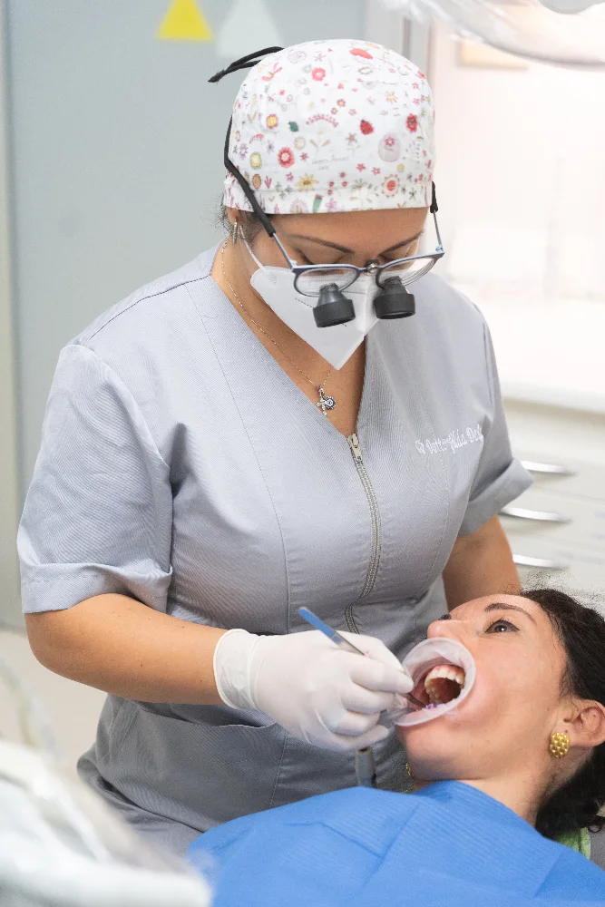 Una seduta di igiene orale professionale allo Studio Dentistico Vittorio Ferri