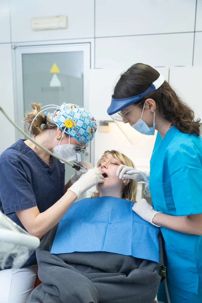 Una seduta di parodontologia allo Studio Dentistico Vittorio Ferri