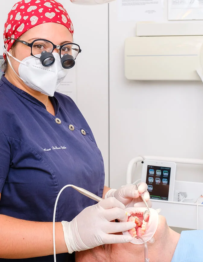 Un trattamento con il laser odontoiatrico allo Studio Dentistico Vittorio Ferri