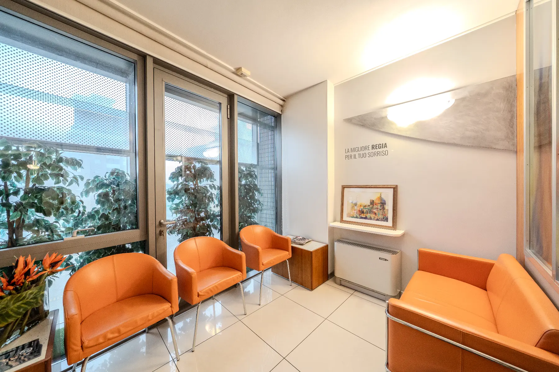 La sala d’attesa luminosa dello Studio Dentistico Vittorio Ferri