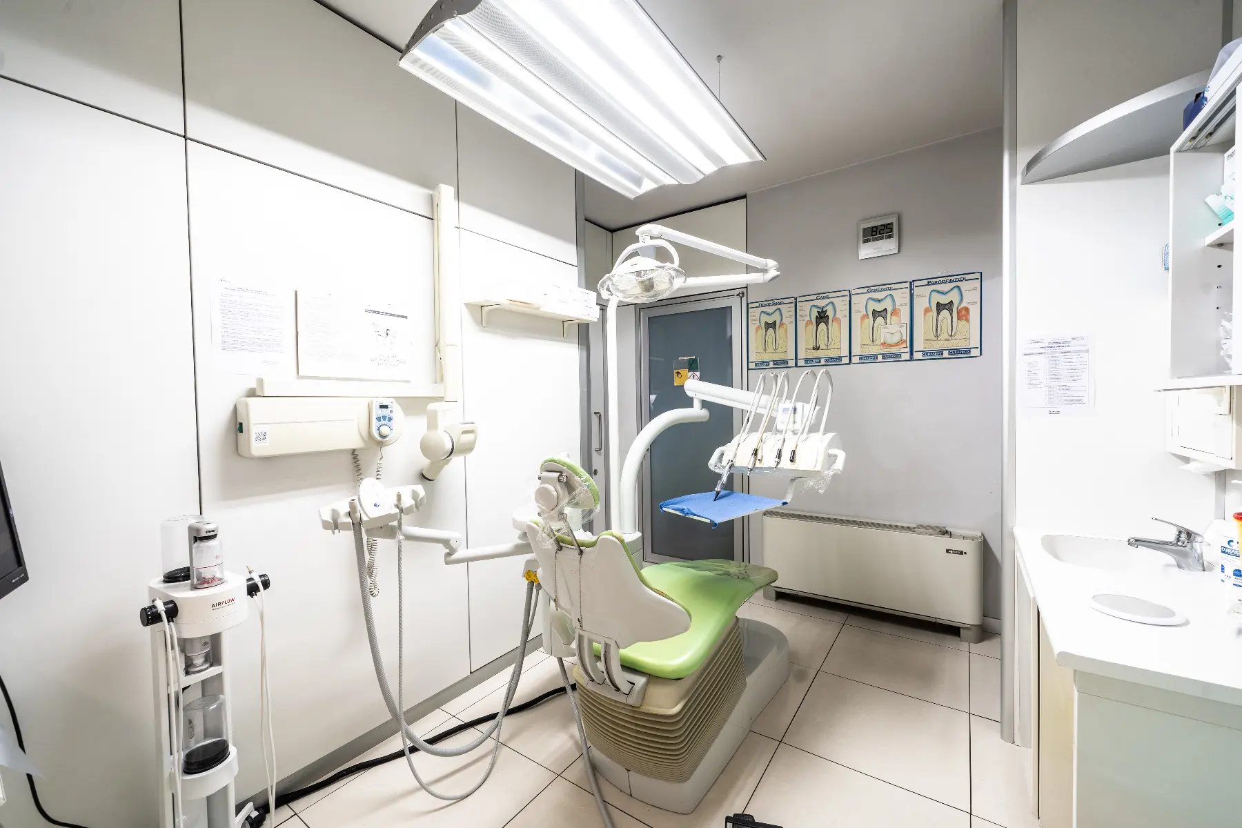 Sala dello Studio Dentistico Vittorio Ferri con i poster sulla carie dei denti
