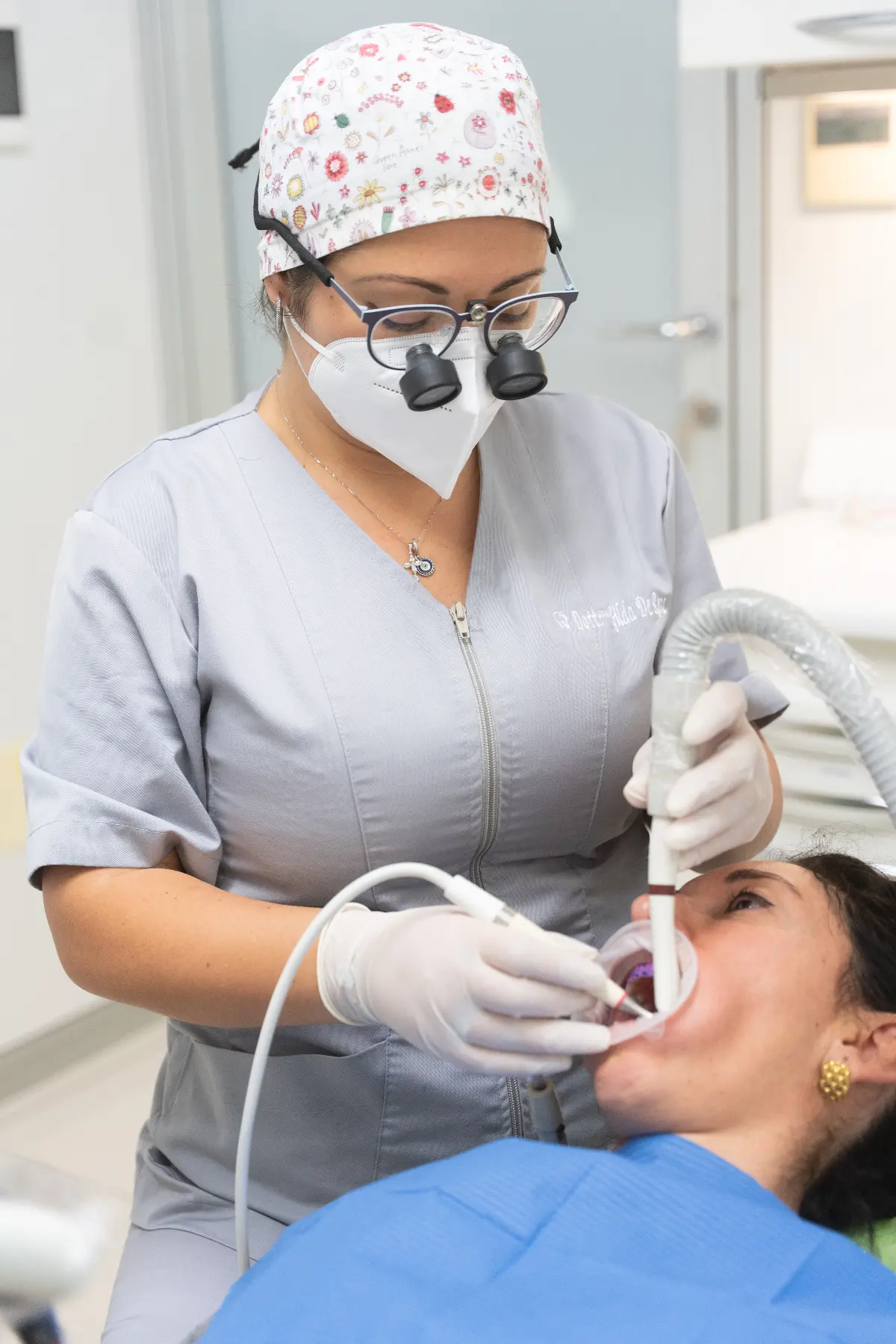 Una seduta di igiene orale con tecnologia GBT allo Studio Dentistico Vittorio Ferri