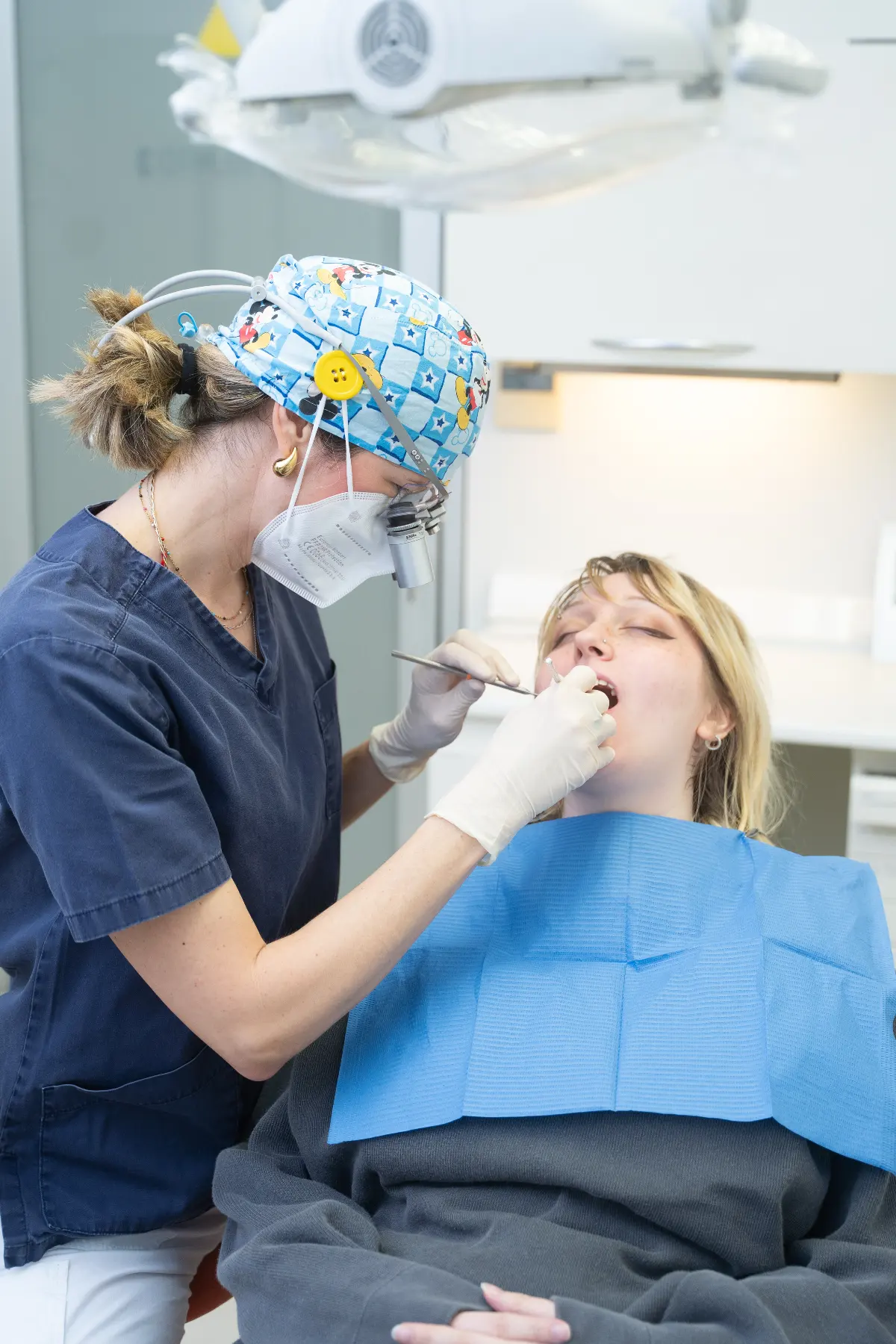 Un’igienista dello Studio Dentistico Vittorio Ferri durante una seduta di igiene orale professionale