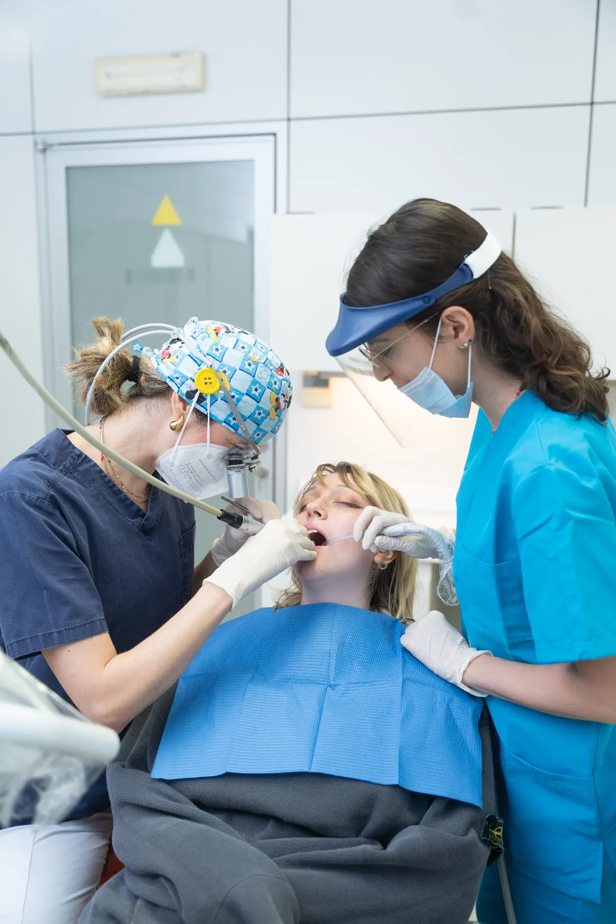Igienista e assistente durante una seduta allo Studio Dentistico Vittorio Ferri